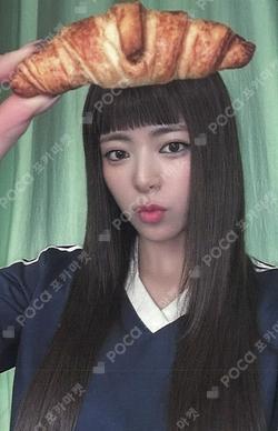 ITZY YUNA photocard image