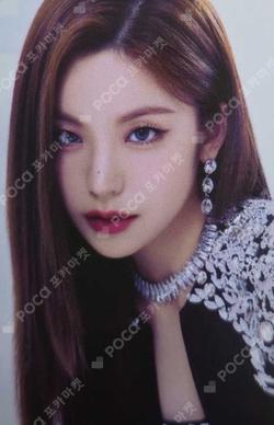 ITZY YEJI photocard image