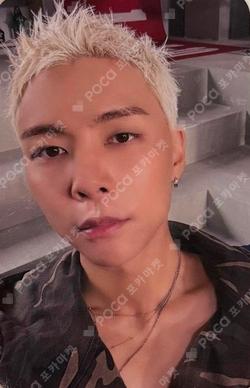 BLINGY JET Poster Ver. MU-MO SHOP JOHNNY photocard image