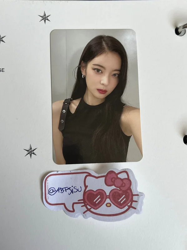 Lia Cheshire Photocard