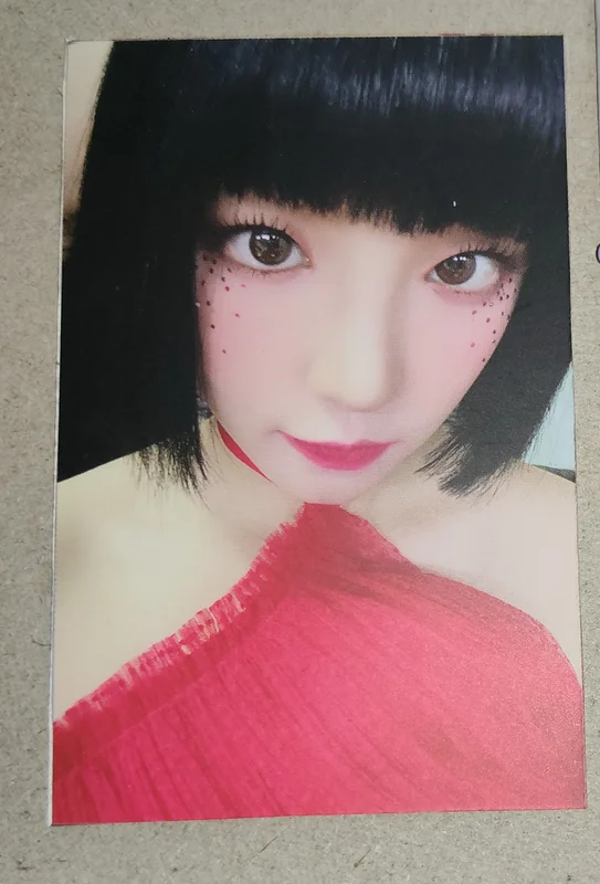 Yuqi, I burn Lucky photocard FIRE ver.