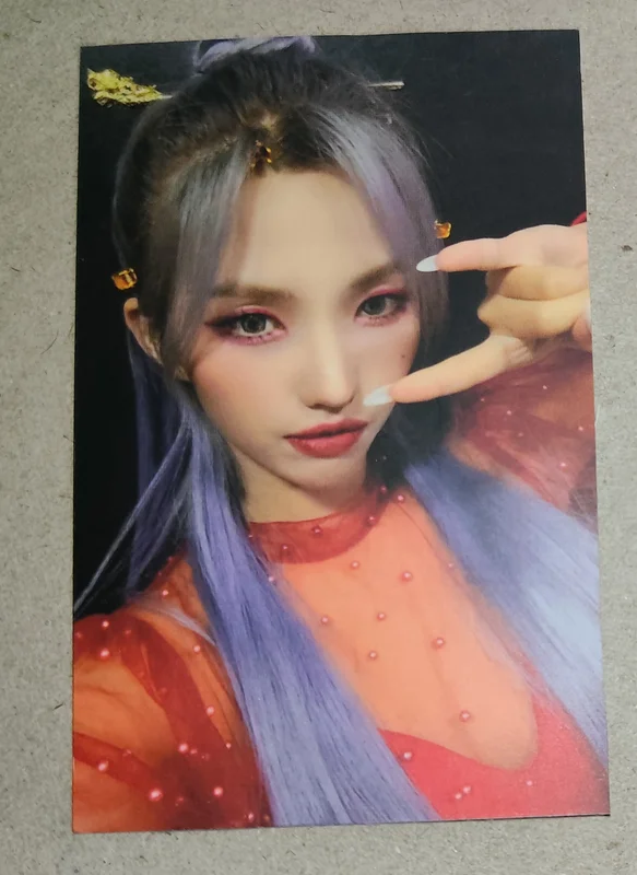 Soyeon, I burn Lucky photocard FIRE ver.