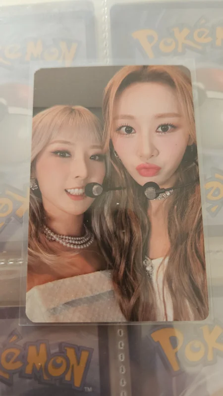 2022 LOONA 1st WORLD TOUR LOONATHEWORLD IN SEOUL TRADING CARD SET