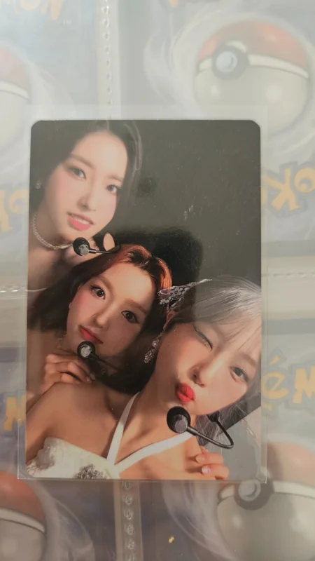 2022 LOONA 1st WORLD TOUR LOONATHEWORLD IN SEOUL TRADING CARD SET