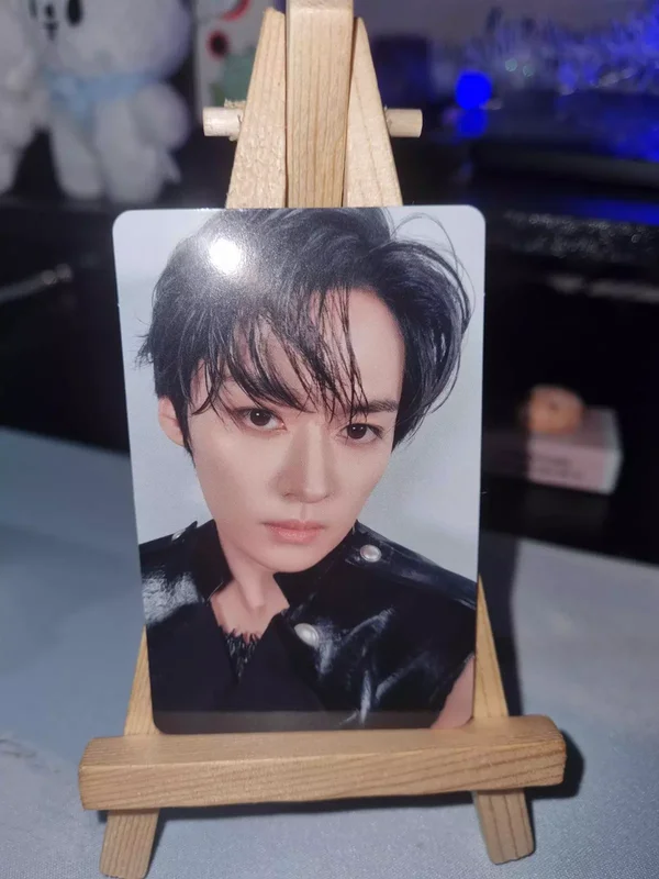 Official Stray Kids GIANT (A Ver.) Lee Know PC