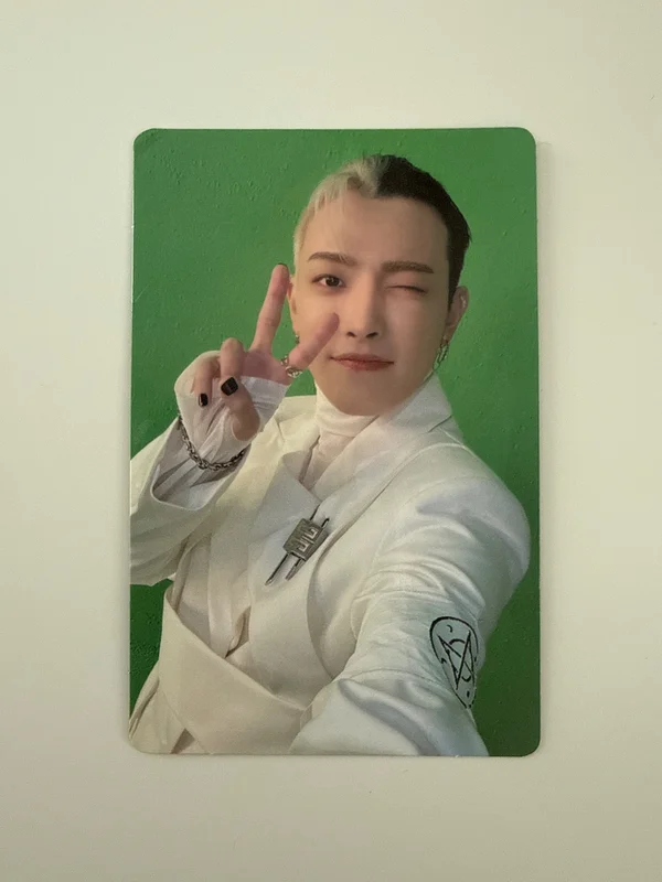 THE WORLD EP.1 : MOVEMENT hello82