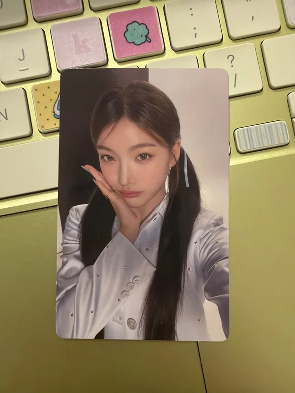 2025 ILLIT GLITTER DAY IN SEOUL TRADING CARD