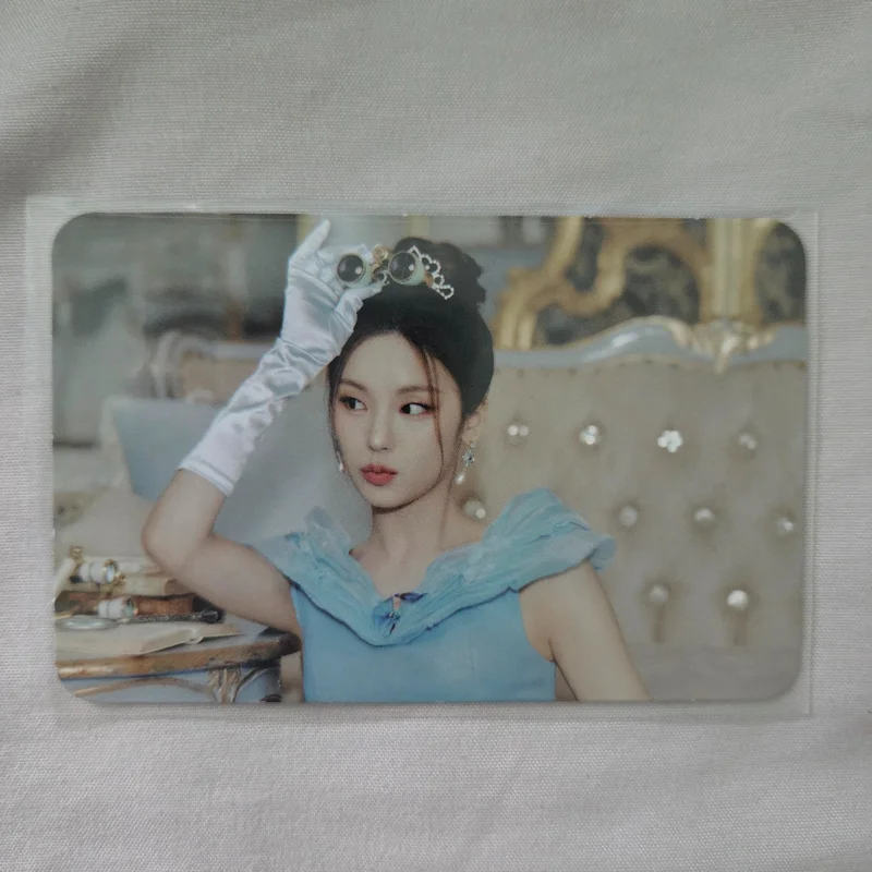 ITZY The 2nd Fan Meeting "To Wonder World" Trading Card