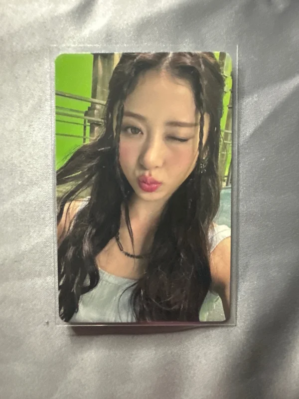 Pocamarket, LE SSERAFIM HUH YUNJIN UNFORGIVEN Photo Card K-pop