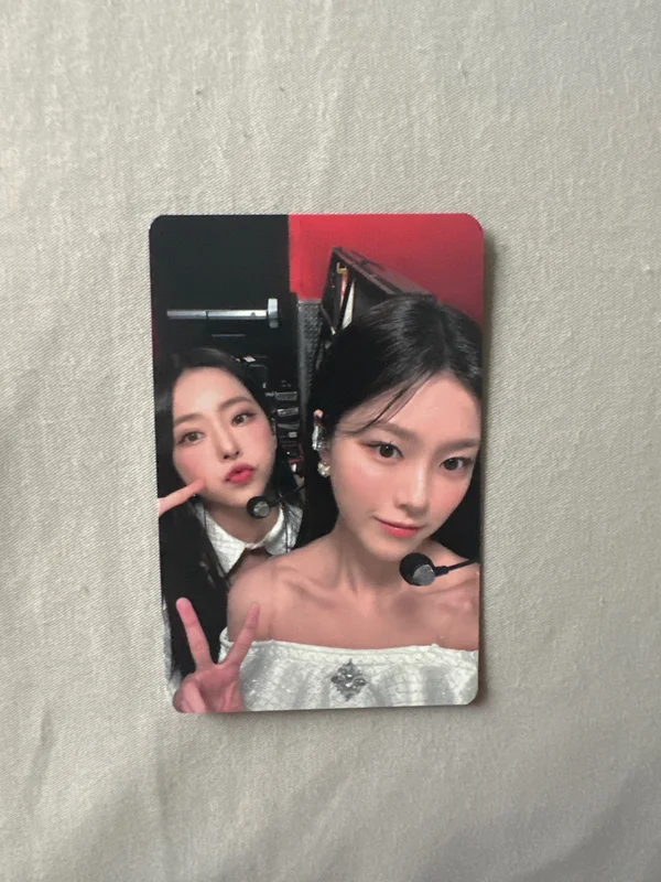 2022 LOONA 1st WORLD TOUR LOONATHEWORLD IN SEOUL TRADING CARD SET