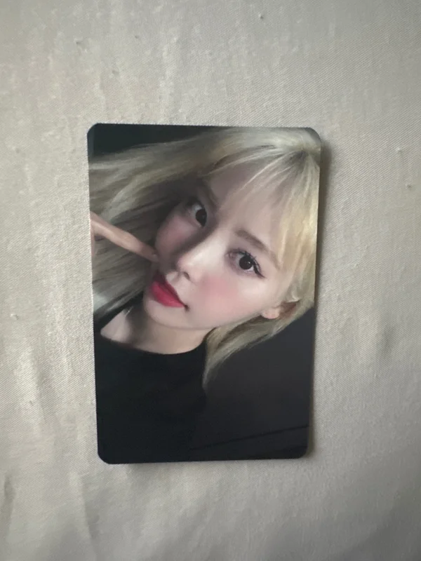 2022 LOONA 1st WORLD TOUR LOONATHEWORLD IN SEOUL TRADING CARD SET