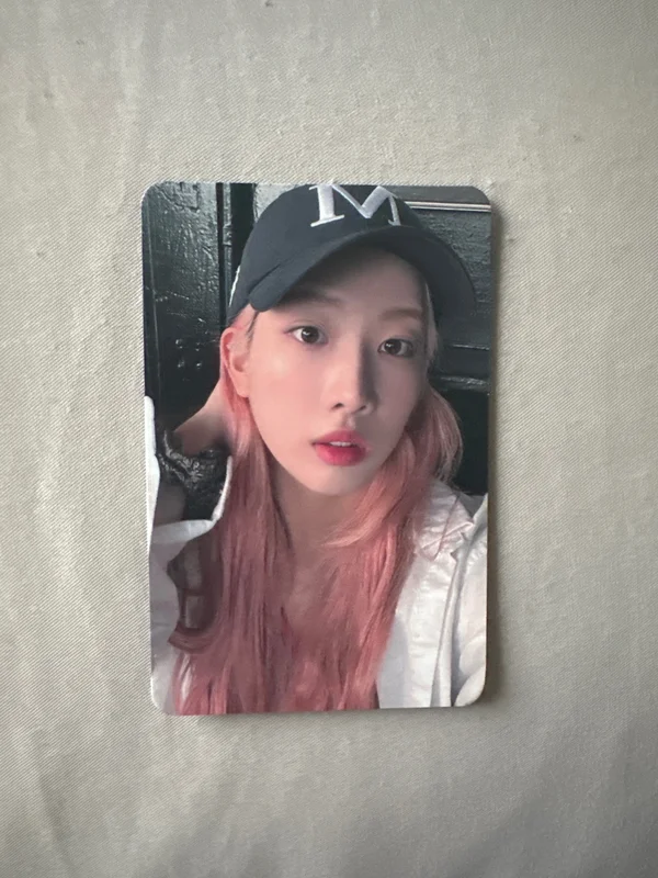 2022 LOONA 1st WORLD TOUR LOONATHEWORLD IN SEOUL TRADING CARD SET
