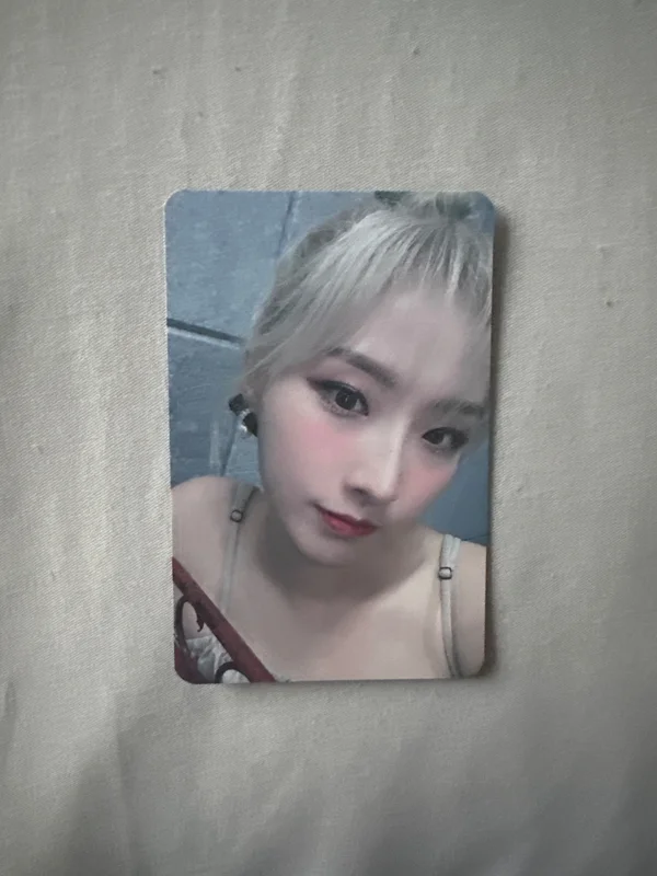 2022 LOONA 1st WORLD TOUR LOONATHEWORLD IN SEOUL TRADING CARD SET