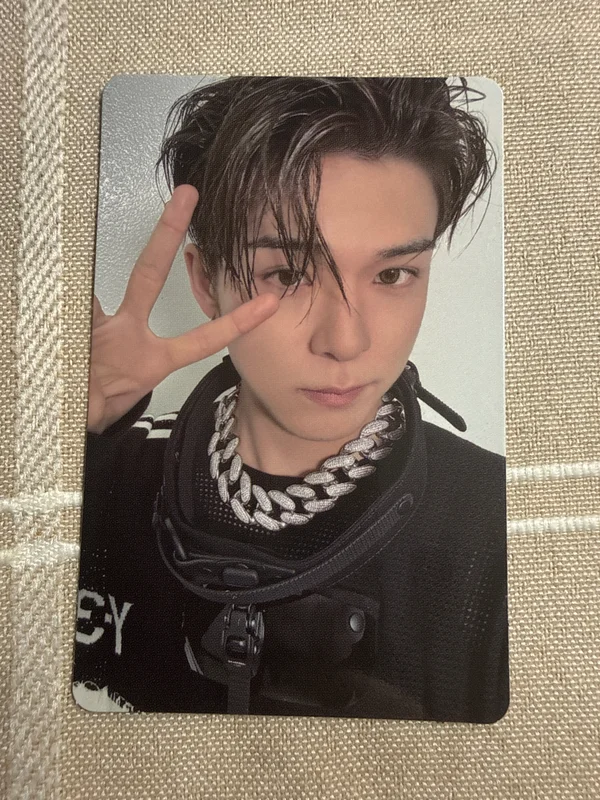 LOVE PULSE POP-UP STORE SILVER POUCH + PHOTOCARD SET