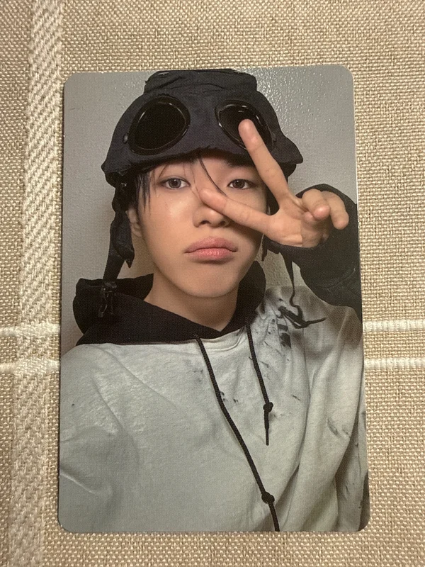 LOVE PULSE POP-UP STORE SILVER POUCH + PHOTOCARD SET