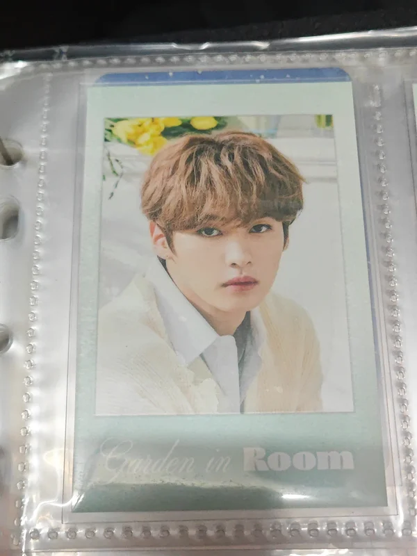 2022 SEASON'S GREETINGS Room,mates