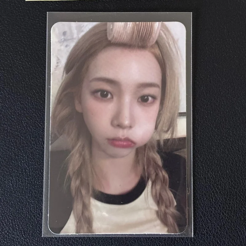 aespa KARINA 'MY WORLD Barnes & Noble Exclusive' Photocard | Sold