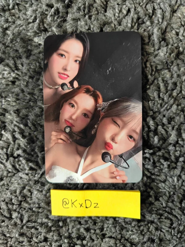 2022 LOONA 1st WORLD TOUR LOONATHEWORLD IN SEOUL TRADING CARD SET