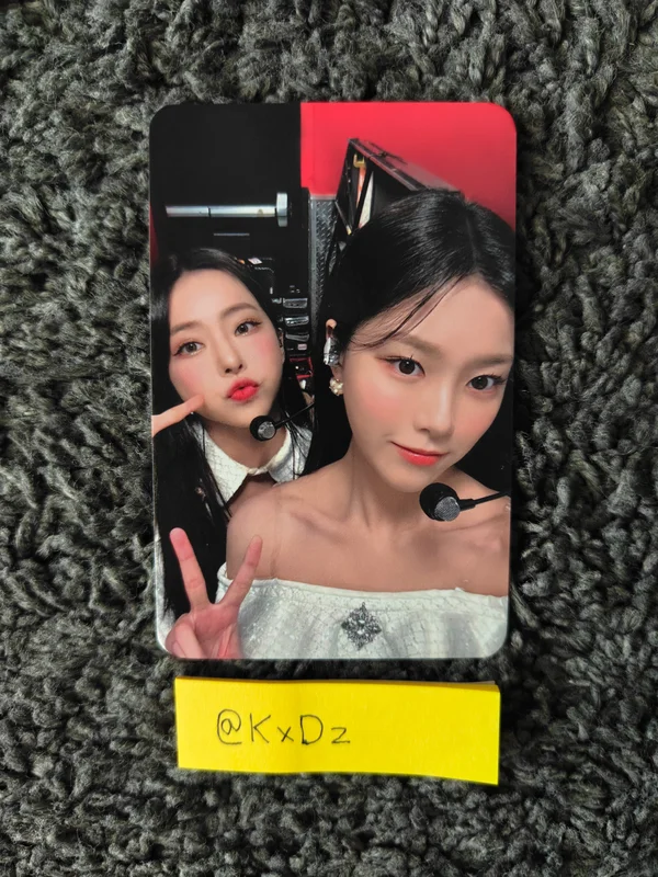 2022 LOONA 1st WORLD TOUR LOONATHEWORLD IN SEOUL TRADING CARD SET