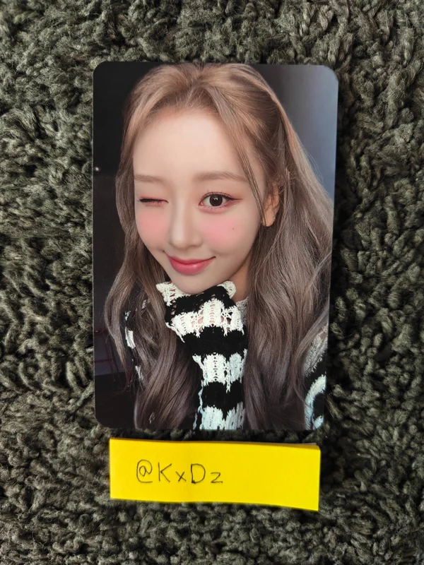 2022 LOONA 1st WORLD TOUR LOONATHEWORLD IN SEOUL TRADING CARD SET