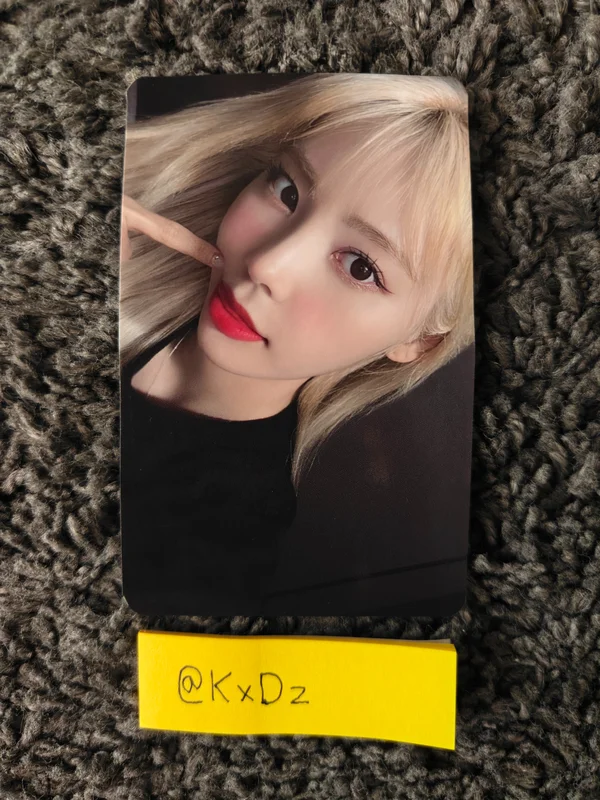 2022 LOONA 1st WORLD TOUR LOONATHEWORLD IN SEOUL TRADING CARD SET