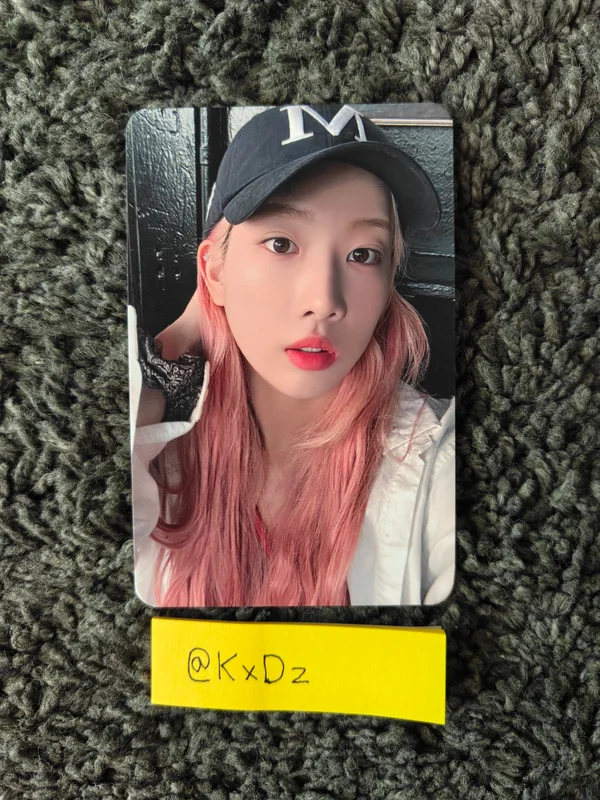2022 LOONA 1st WORLD TOUR LOONATHEWORLD IN SEOUL TRADING CARD SET