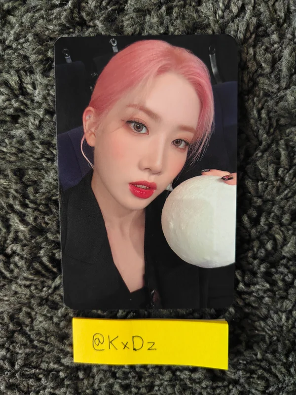 2022 LOONA 1st WORLD TOUR LOONATHEWORLD IN SEOUL TRADING CARD SET