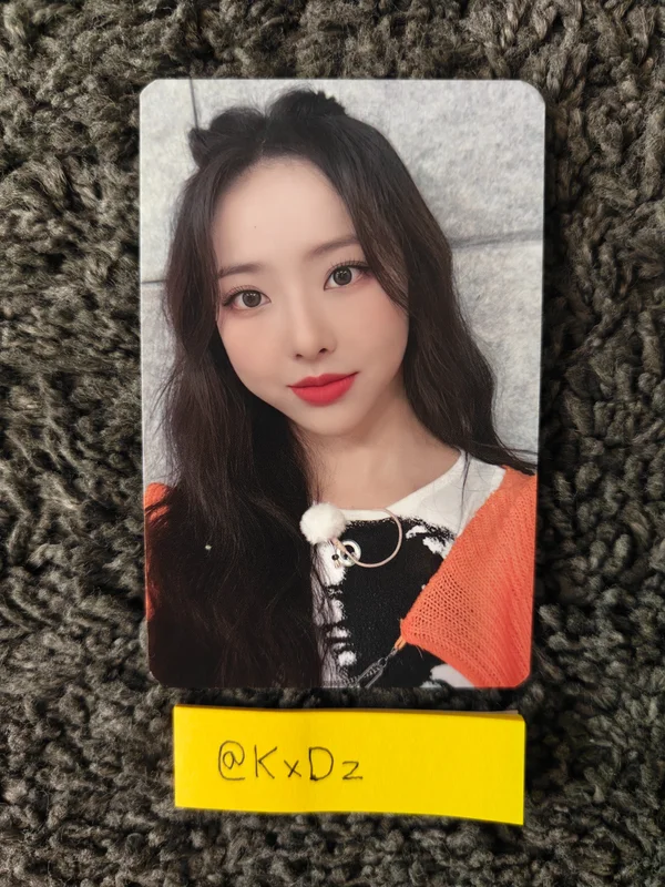 2022 LOONA 1st WORLD TOUR LOONATHEWORLD IN SEOUL TRADING CARD SET