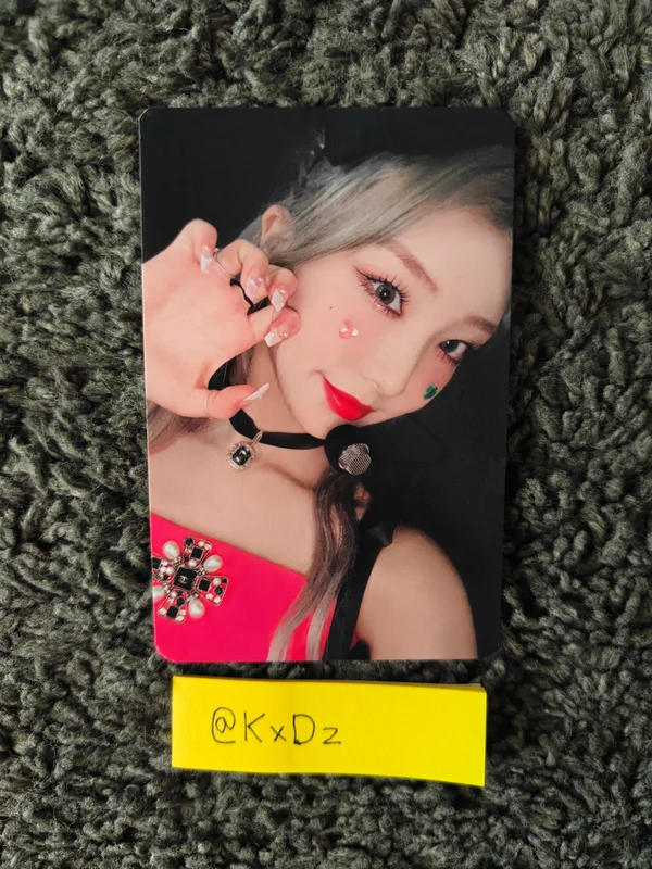 2022 LOONA 1st WORLD TOUR LOONATHEWORLD IN SEOUL TRADING CARD SET