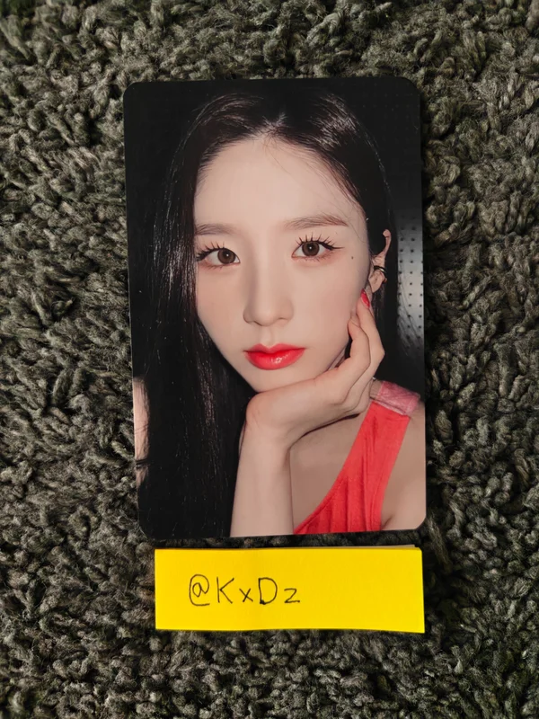 2022 LOONA 1st WORLD TOUR LOONATHEWORLD IN SEOUL TRADING CARD SET