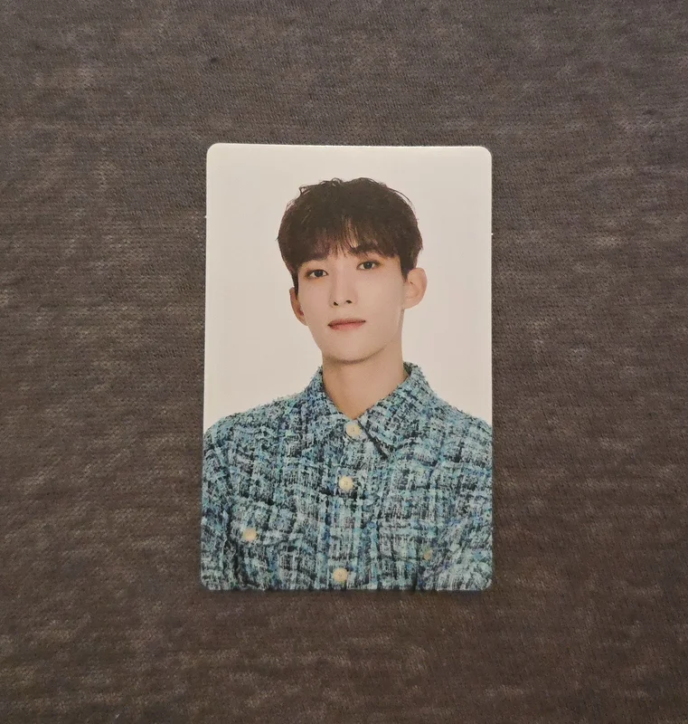 Seventeen tour follow trading card