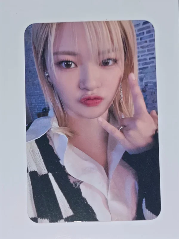 JEONGYEON TWICE SEASON'S GREETINGS 2023 - SECRET LIFE @HOUSE JYP SH0P pc