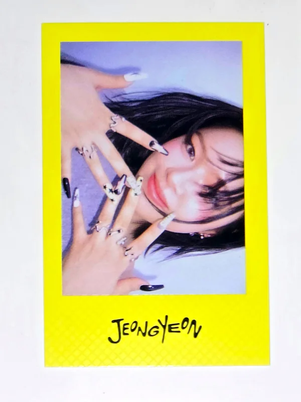 JEONGYEON THIS IS FOR POLAROID ver. IS ver.