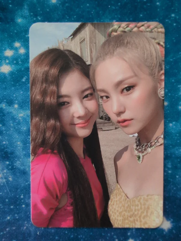 Not Shy LIA and YEJI