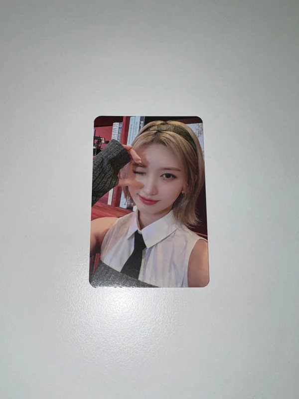 IVE THE FIRST FAN CONCERT The Prom Queens RANDOM PHOTOCARD PACK