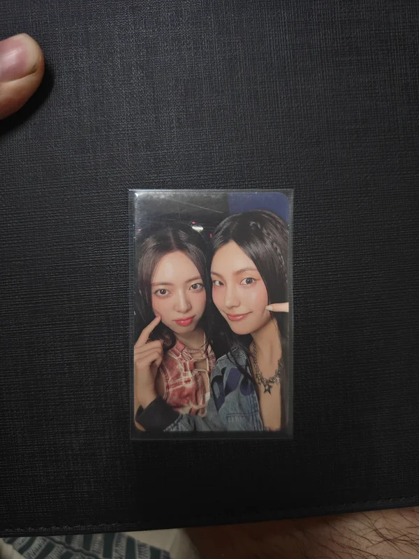 ITZY Yeji and Yuna GOLD STANDARD VER.