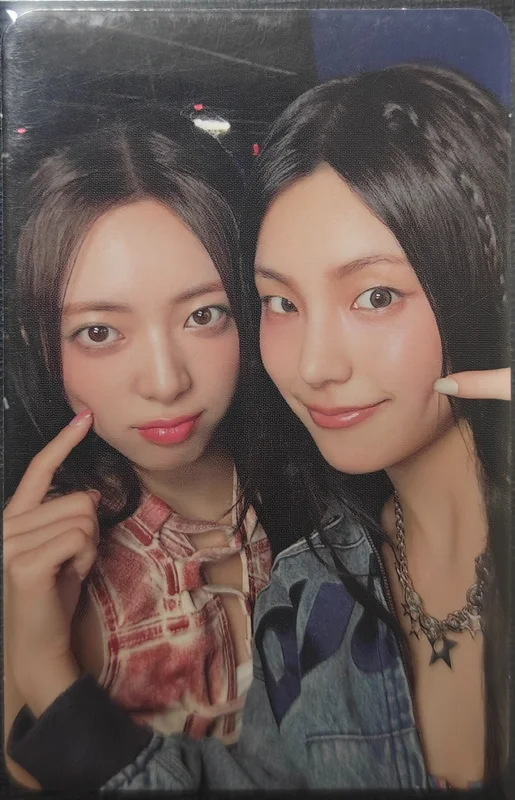 ITZY Yeji and Yuna GOLD STANDARD VER.