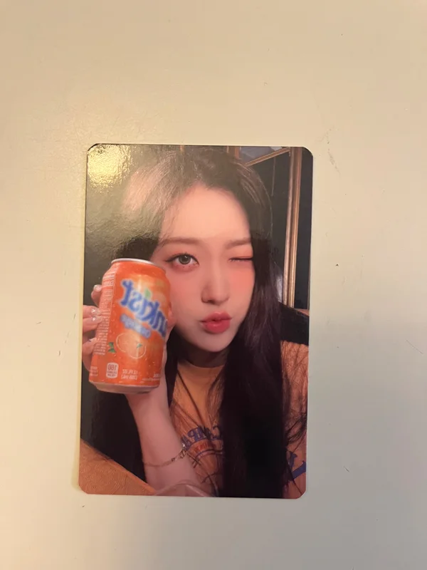 2022 LOONA 1st WORLD TOUR LOONATHEWORLD IN SEOUL TRADING CARD SET