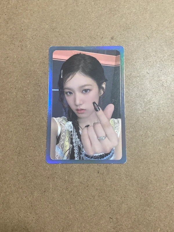 Izna Jiyoon Pop-up Trading Card