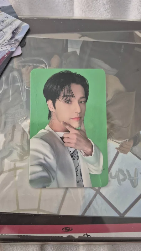 THE WORLD EP.1 : MOVEMENT hello82