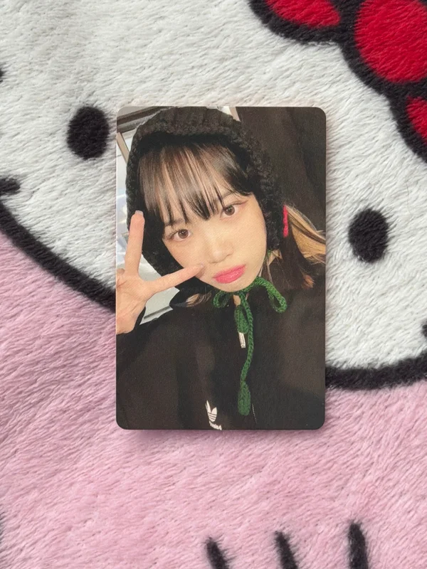 LE SSERAFIM's DAY OFF IN JEJU PHOTOBOOK