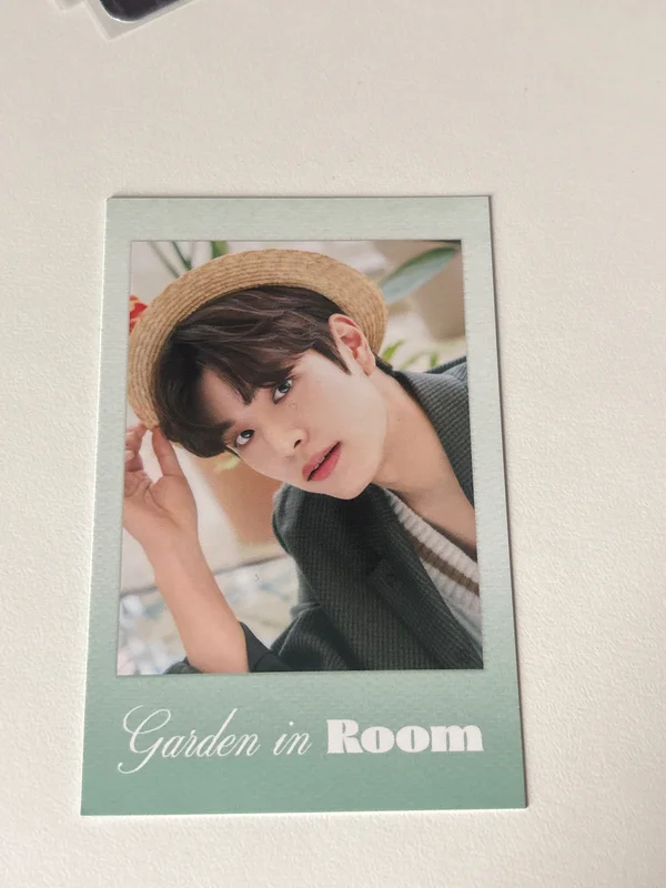 2022 SEASON'S GREETINGS Room,mates