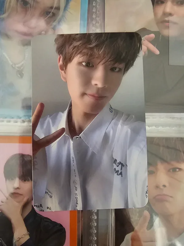 Cle levanter straykids seungmin yellow wood