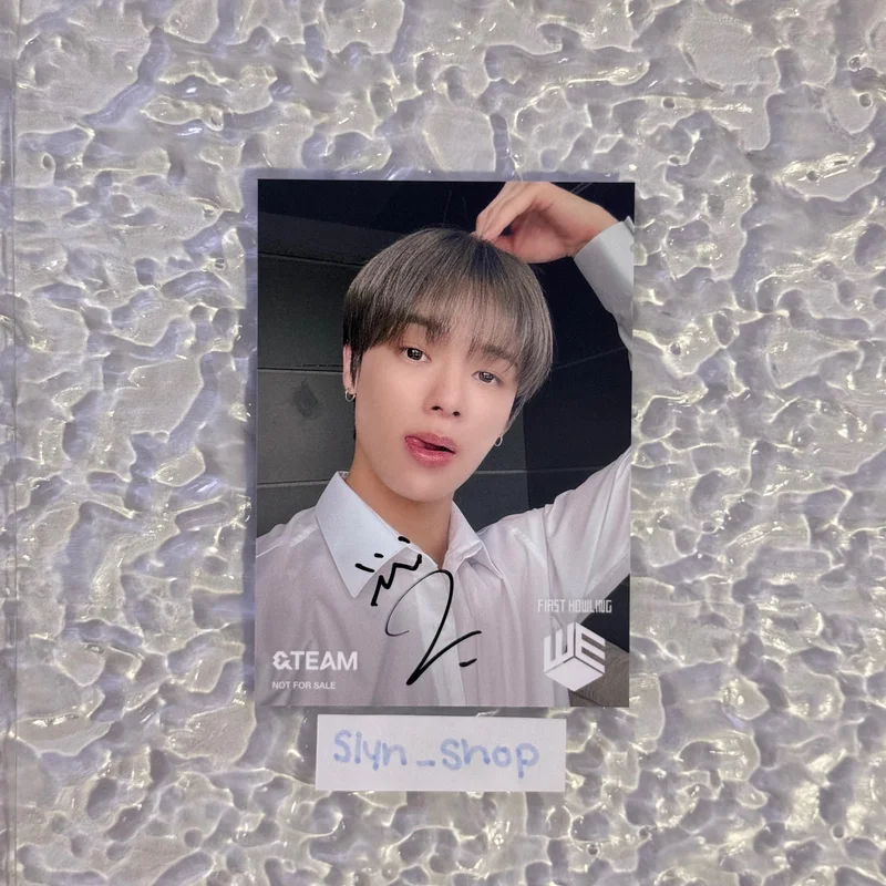 SIGNED First Howling : WE WEVERSE JAPAN