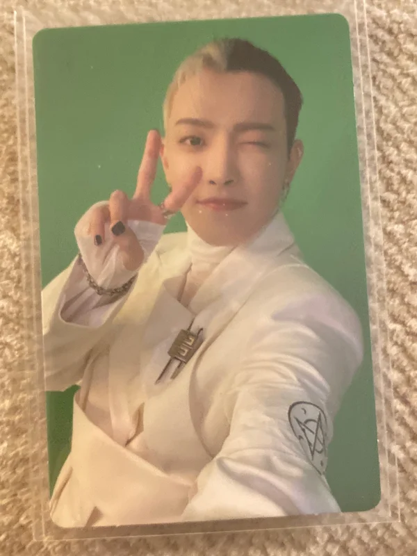 THE WORLD EP.1 : MOVEMENT hello82