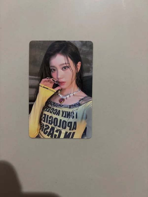 BUBBLE GUM POP-UP STORE RANDOM PHOTOCARD SET