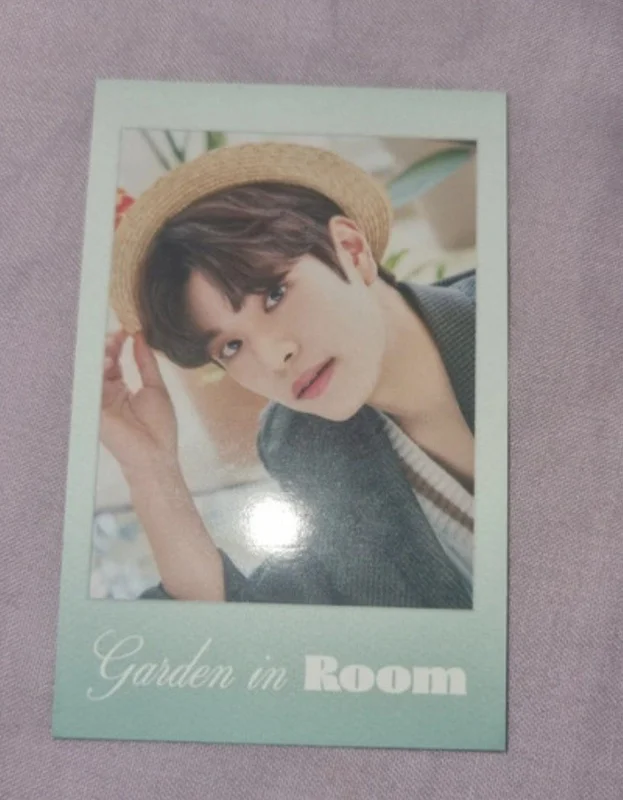 2022 SEASON'S GREETINGS Room,mates