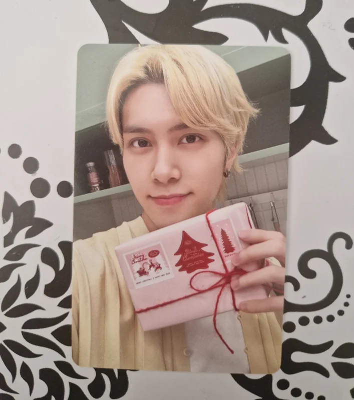 2024 PINK CHRISTMAS PHOTO CARD RANDOM PACK