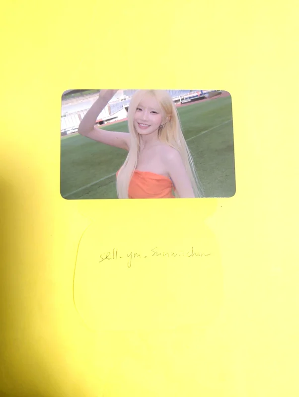 Glow ME POP-UP STORE RANDOM TRADING CARD