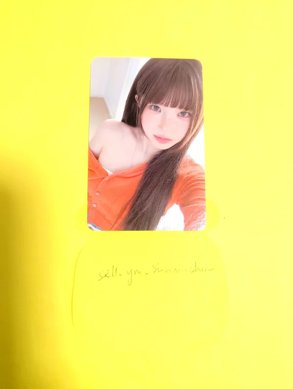 Glow ME POP-UP STORE RANDOM TRADING CARD